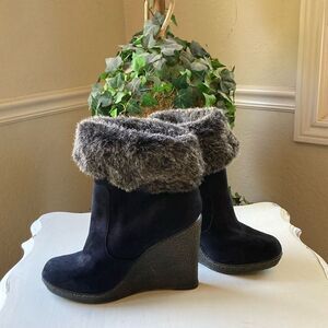 Zigi Soho Gabriel Faux Fur Fold Over Black Suede Wedge Ankle Boots Size 7.5 New